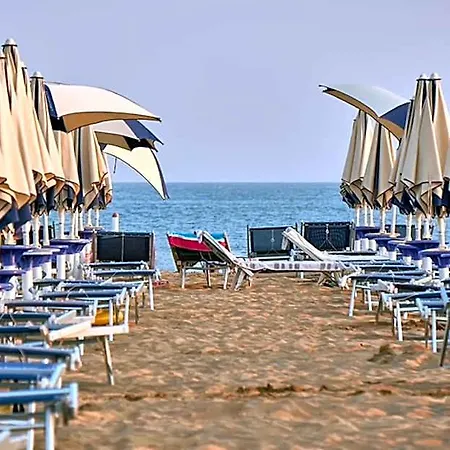 Spacious With Private Garden And Shared Pool By Beahost Otel