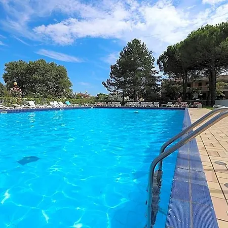 Spacious With Private Garden And Shared Pool By Beahost 호텔