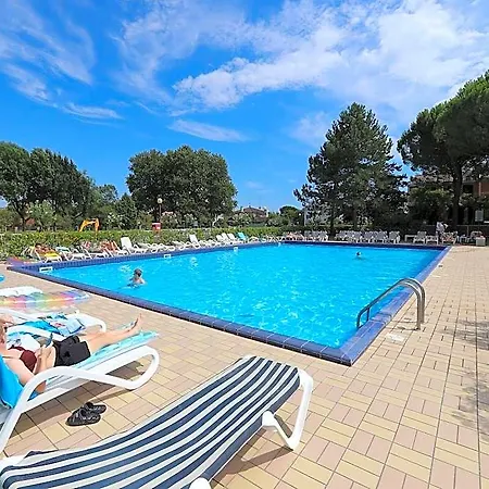 Spacious With Private Garden And Shared Pool By Beahost Otel